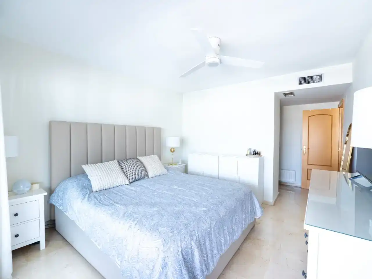 Bedroom of Flat for sale in Marbella  with Air Conditioner, Swimming Pool and Balcony