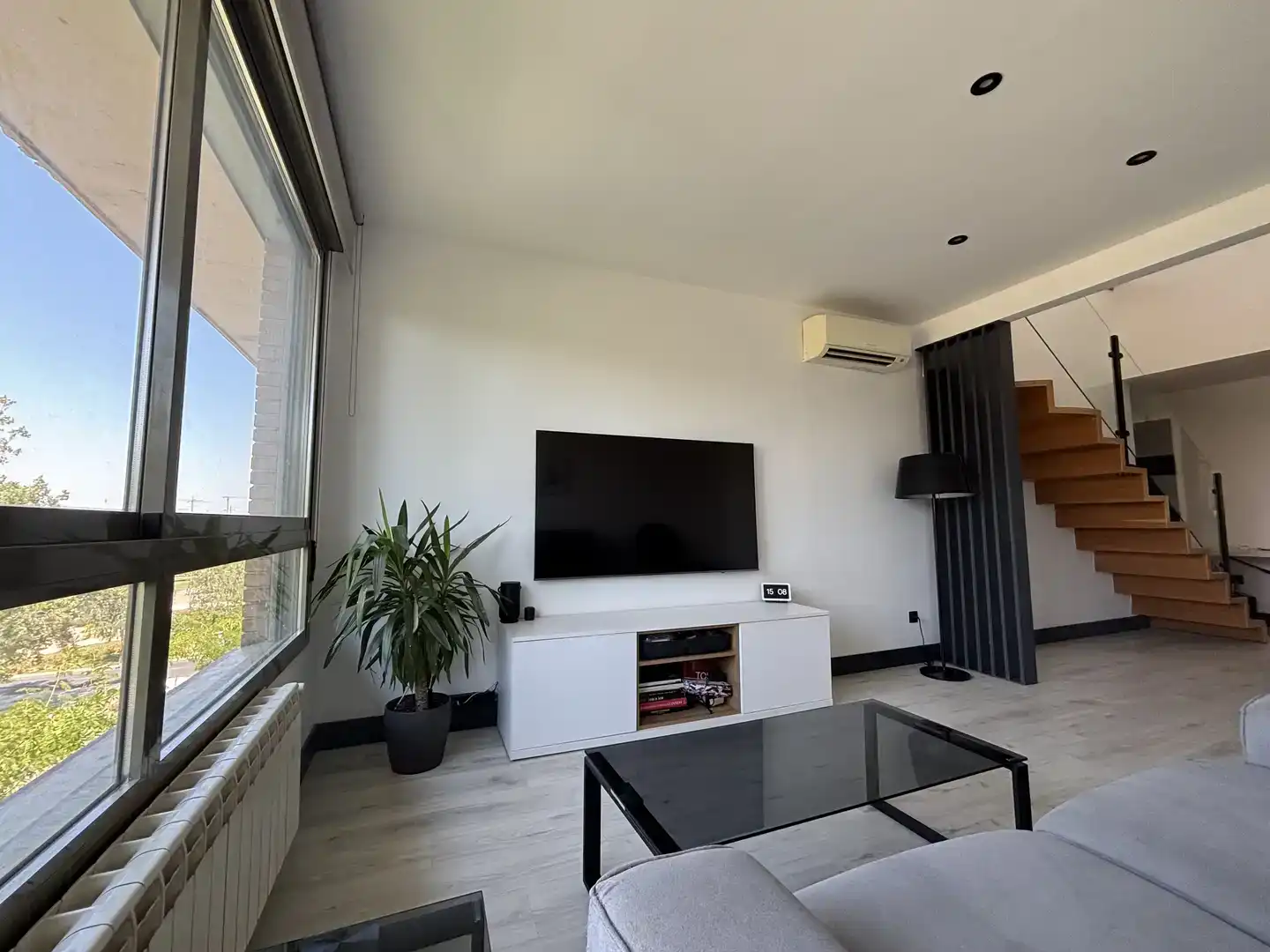 Sala d'estar de Àtic en venda en Las Rozas de Madrid amb Aire condicionat, Jardí privat i Parquet