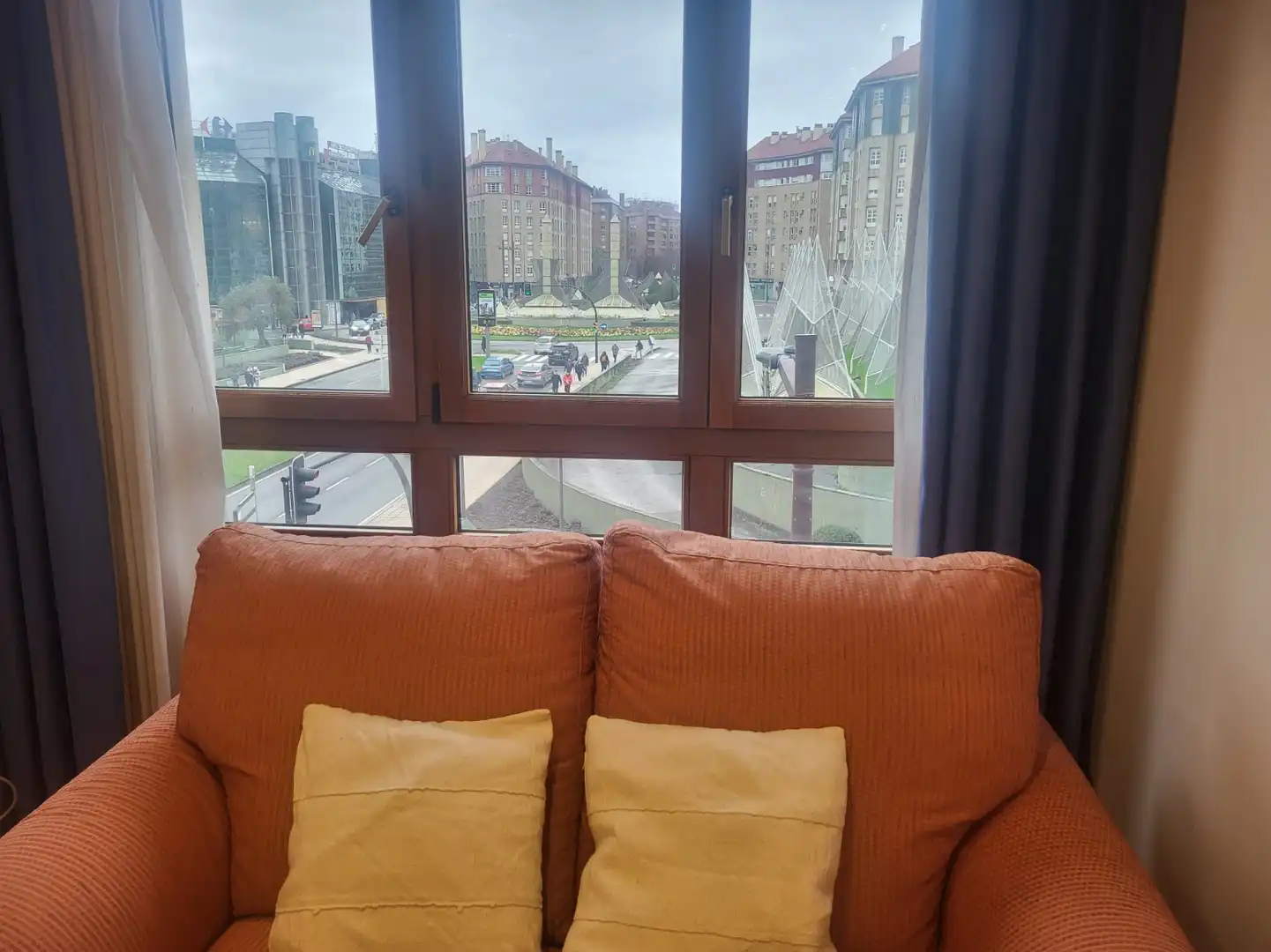 Sala d'estar de Pis de lloguer en Gijón  amb Calefacció, Parquet i Moblat