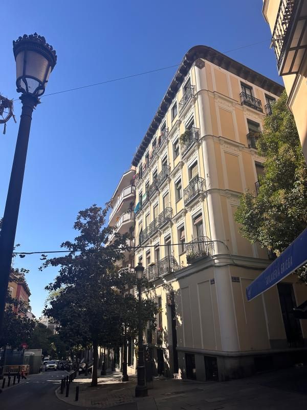 Exterior view of Planta baja for sale in  Madrid Capital  with Terrace and Balcony