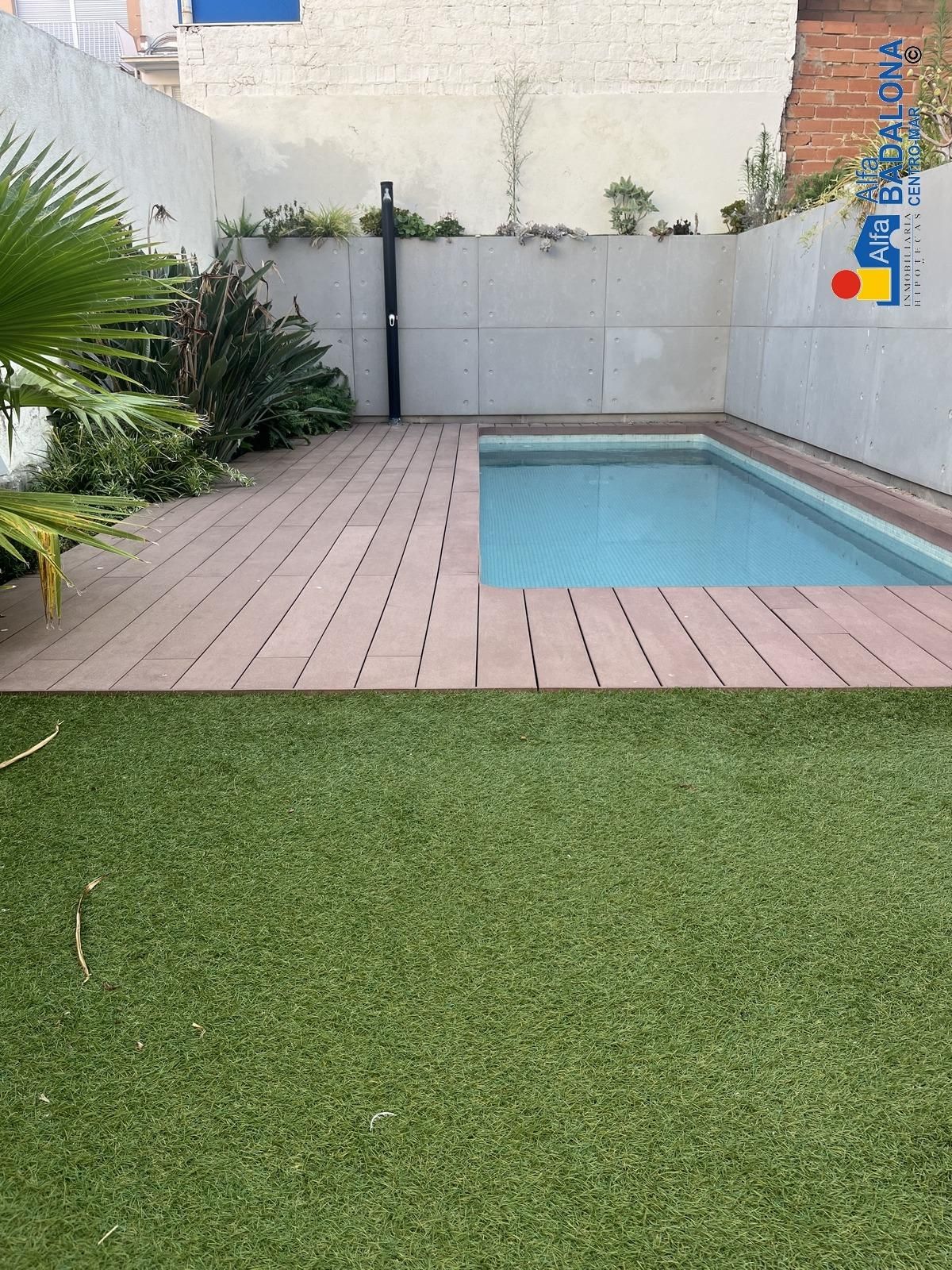 Piscina de Casa adosada en venta en Badalona con Aire acondicionado, Calefacción y Jardín privado