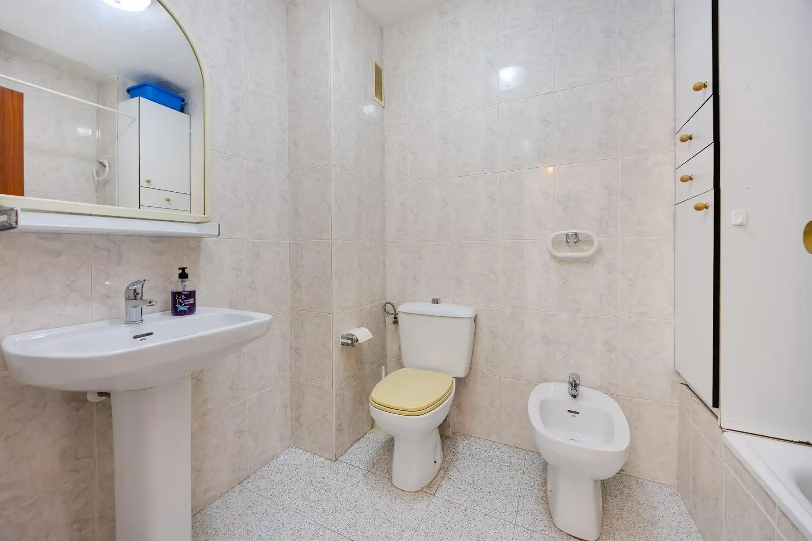 Baño de Estudio en venta en Torrevieja con Terraza, Amueblado y Balcón