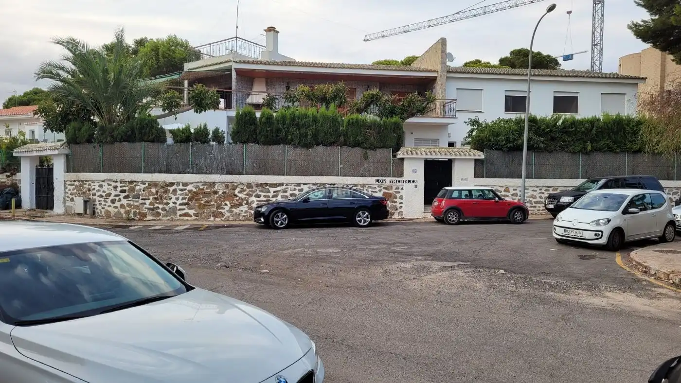 Detached house with garden for sale in Calle Espronceda Cmor 85