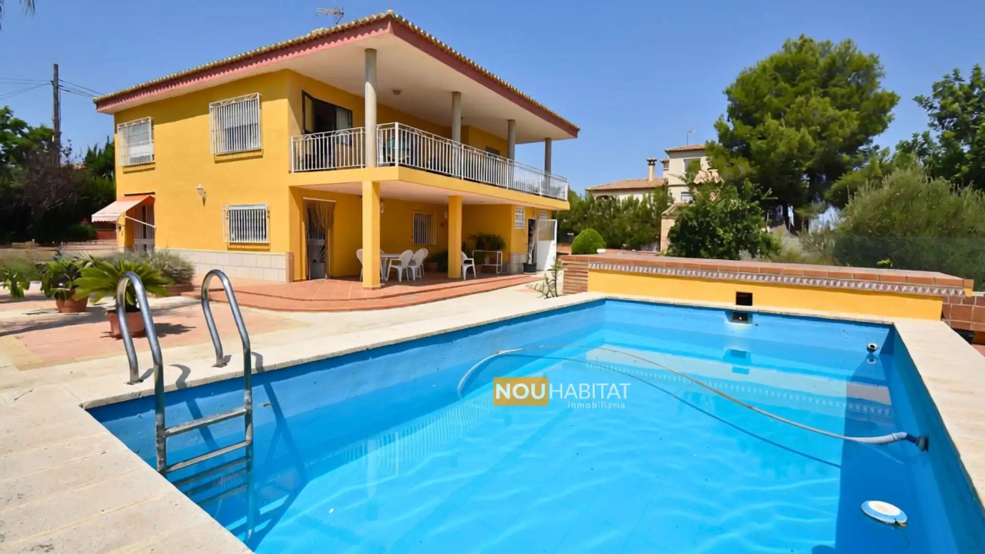 Detached house with pool for sale in Montserrat