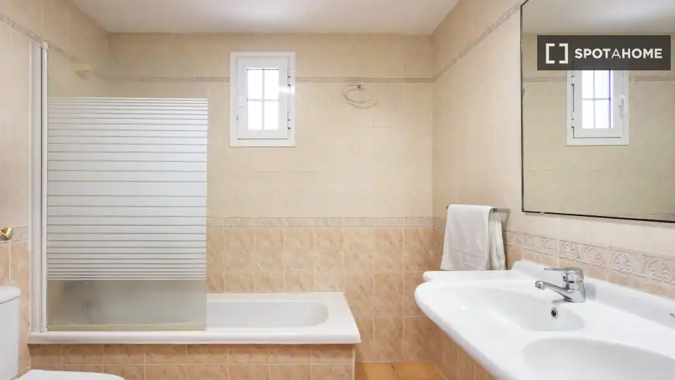 Baño de Apartamento para compartir en El Rosario con Aire acondicionado, Terraza y Amueblado