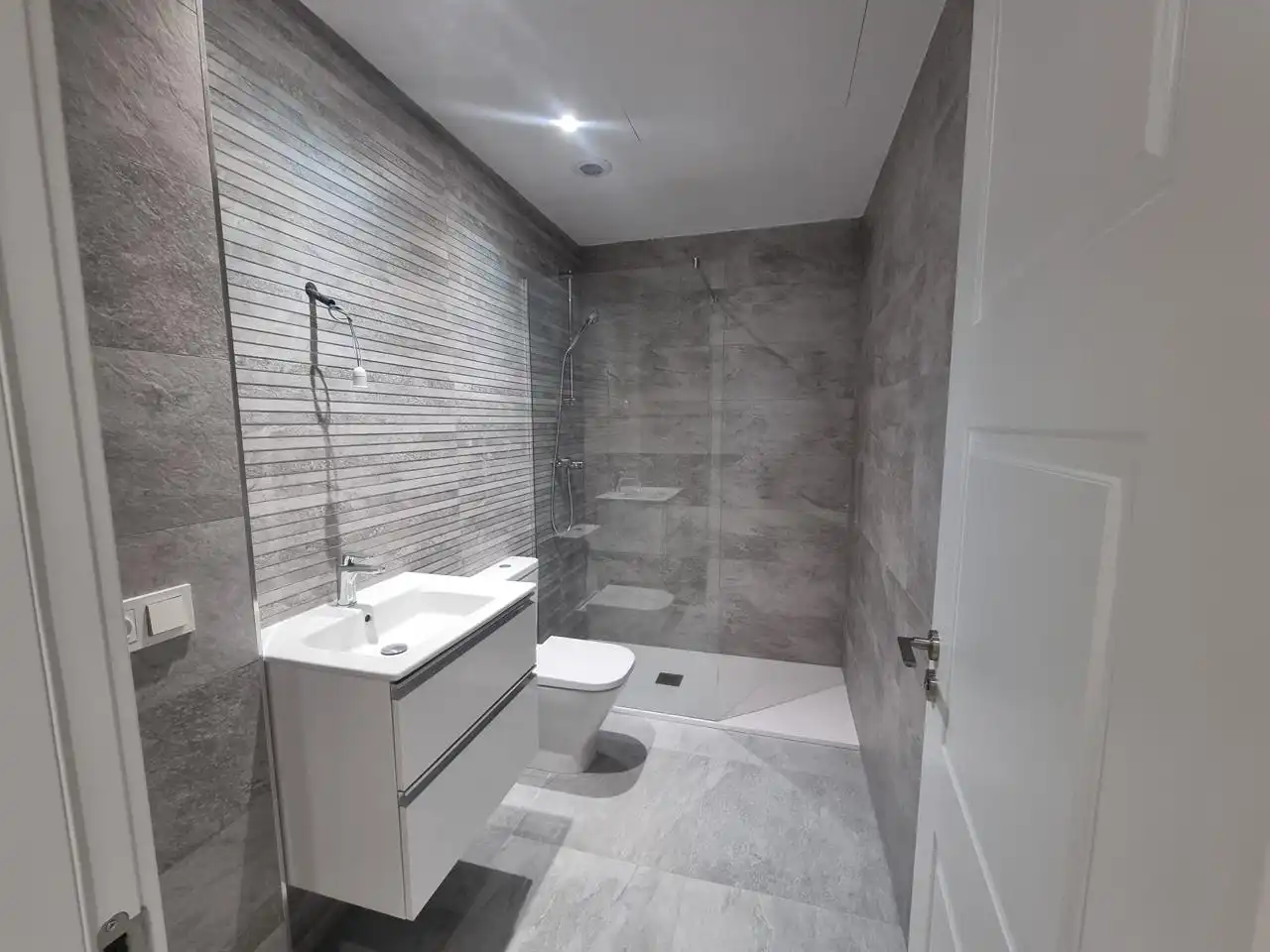 Baño de Planta baja de alquiler en Santander con Calefacción, Jardín privado y Parquet