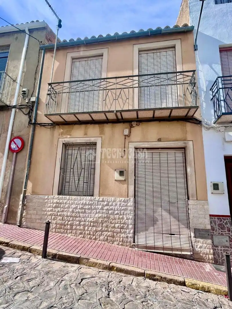 Vista exterior de Casa o xalet en venda en Jódar amb Terrassa, Moblat i Balcó