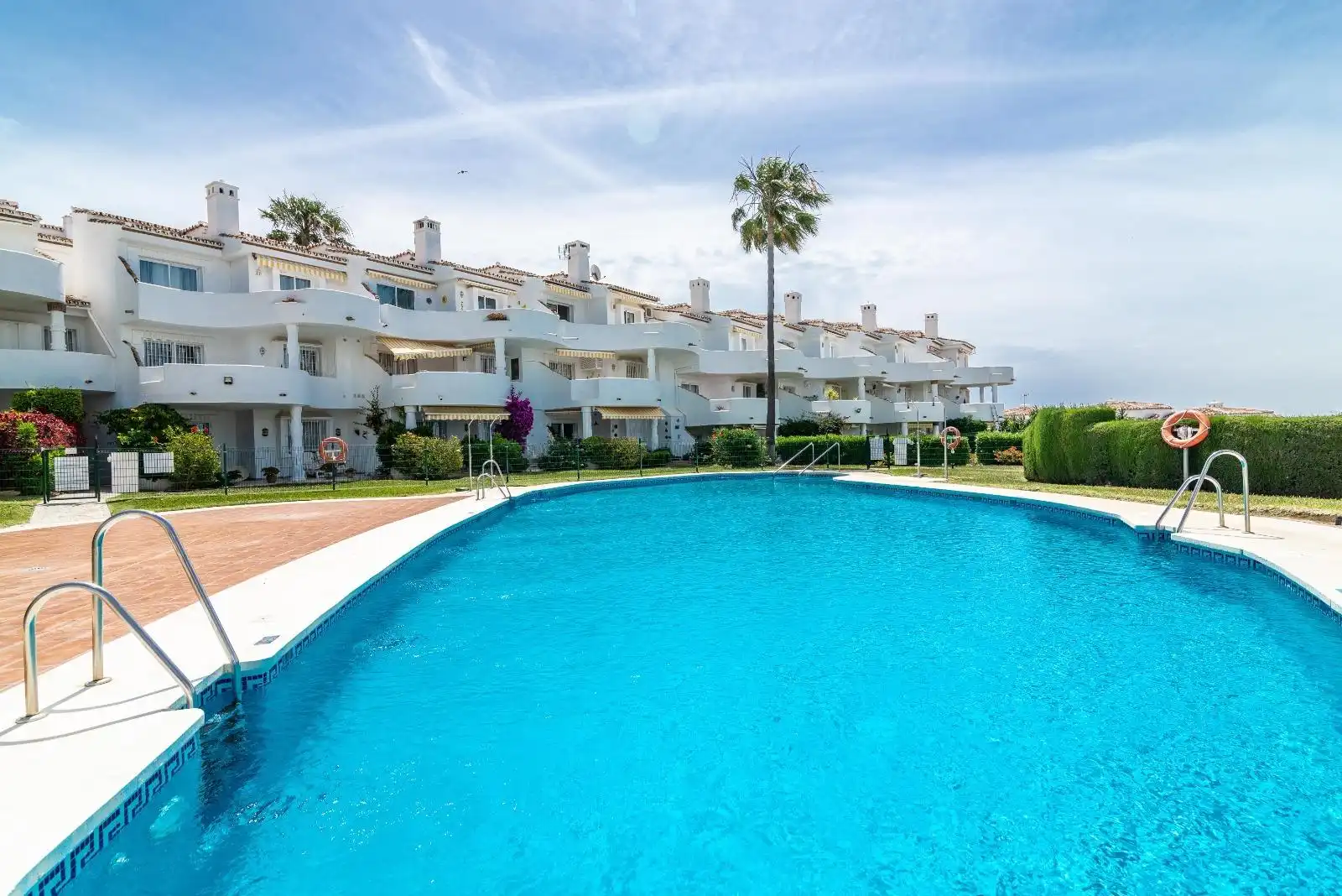 Vista exterior de Casa adosada en venda en Mijas amb Jardí privat, Terrassa i Traster