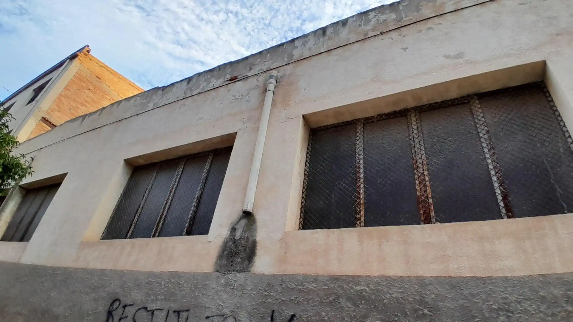 Vista exterior de Edificio en venta en Yecla
