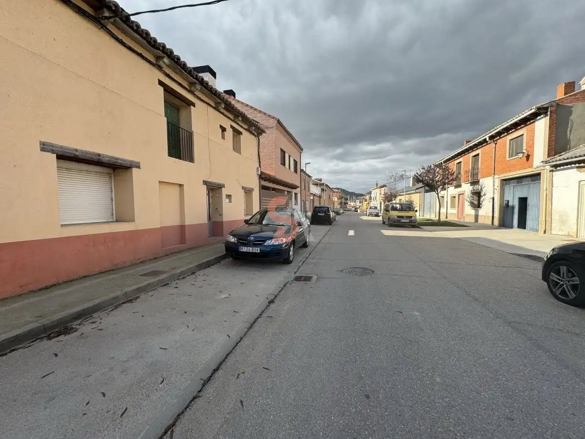 Vista exterior de Casa o xalet en venda en Renedo de Esgueva amb Calefacció