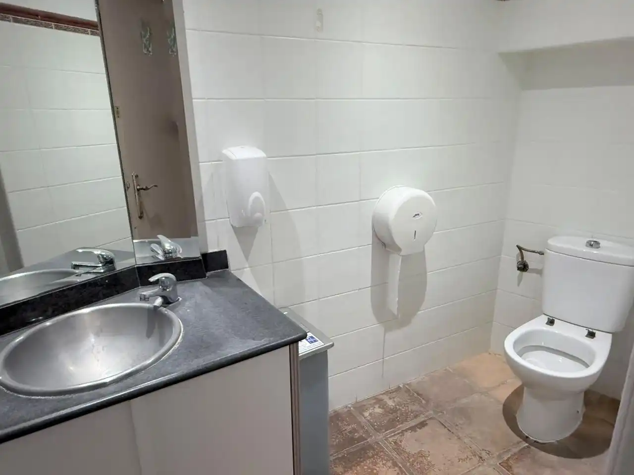 Bany de Local de lloguer en Castro-Urdiales amb Aire condicionat