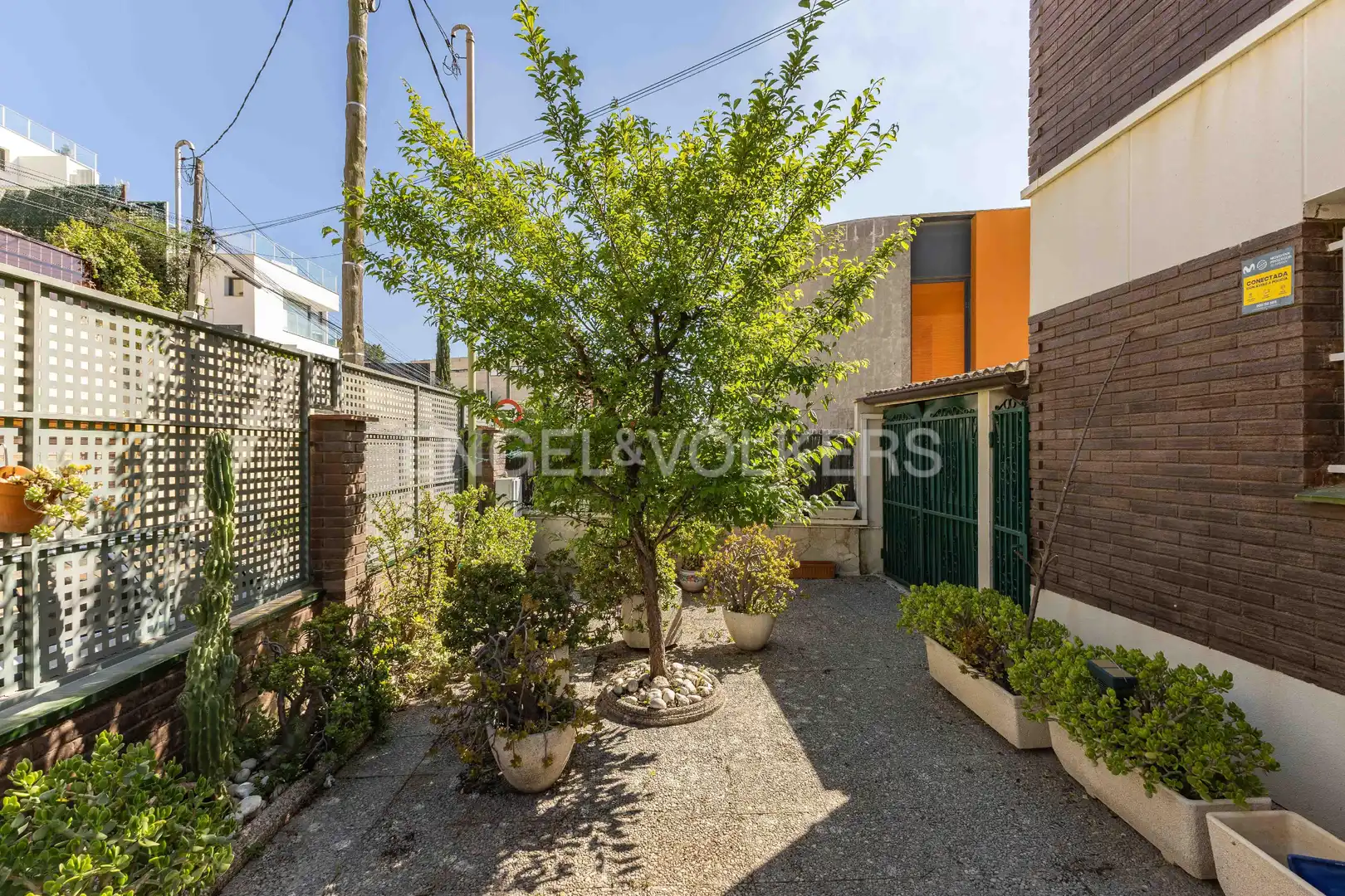 Vista exterior de Casa o chalet en venta en Esplugues de Llobregat con Aire acondicionado, Calefacción y Jardín privado