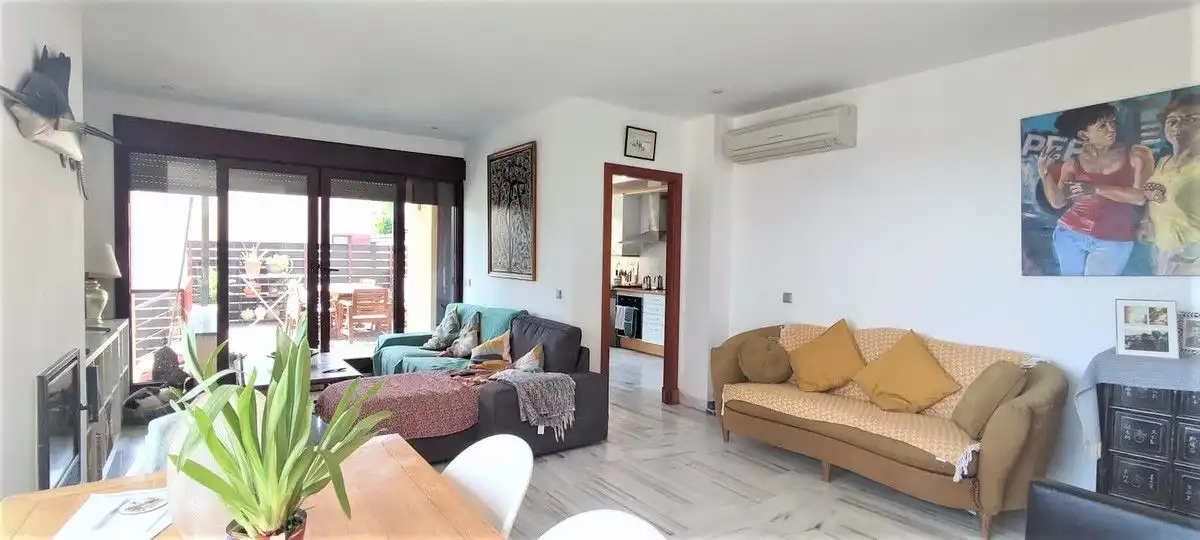 Wohnzimmer von Haus oder Chalet zum Verkauf in Benahavís mit Klimaanlage, Heizung und Privatgarten
