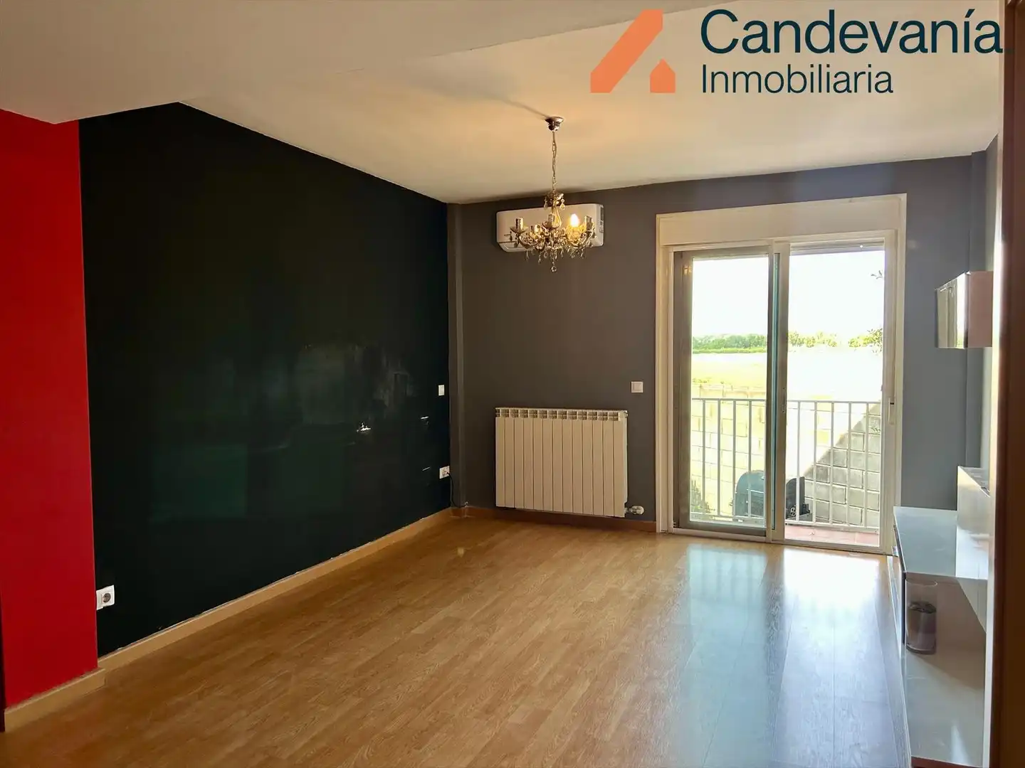 Sala de estar de Casa adosada en venta en Zuera con Calefacción, Jardín privado y Parquet