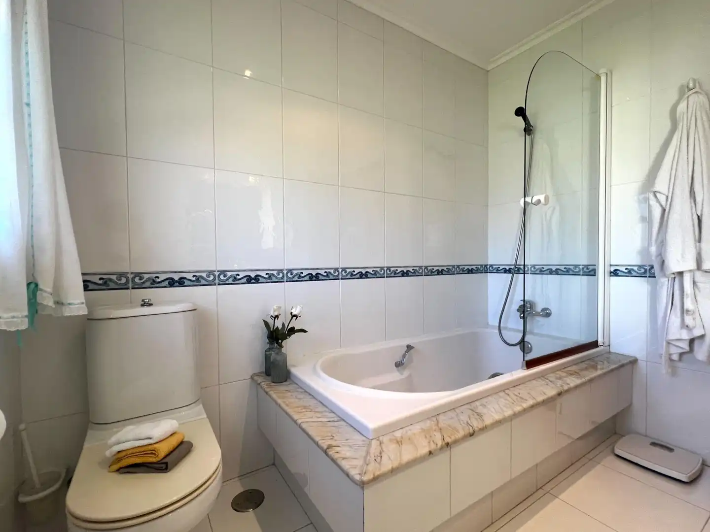 Bathroom of Houses for sale in Bergondo, A Coruña