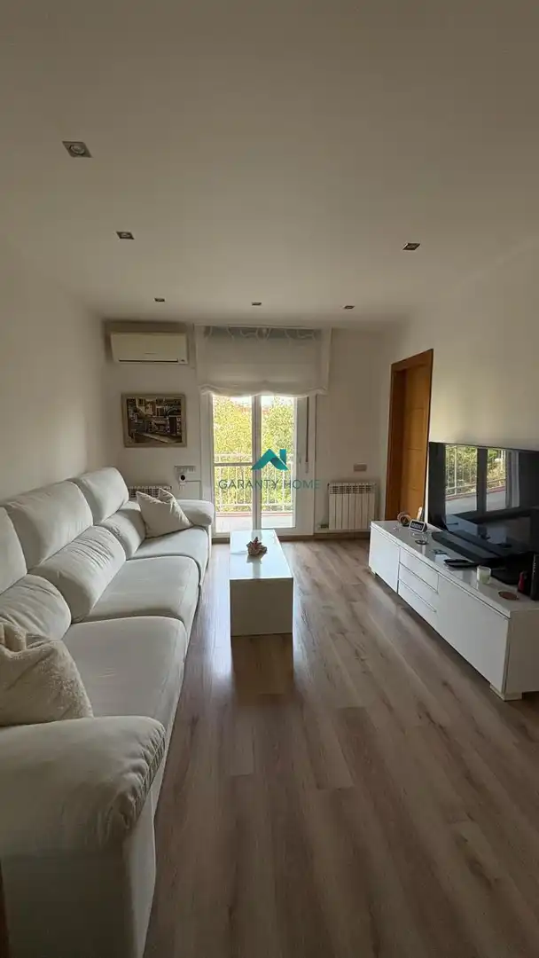 Sala d'estar de Pis en venda en Badalona amb Aire condicionat, Parquet i Moblat