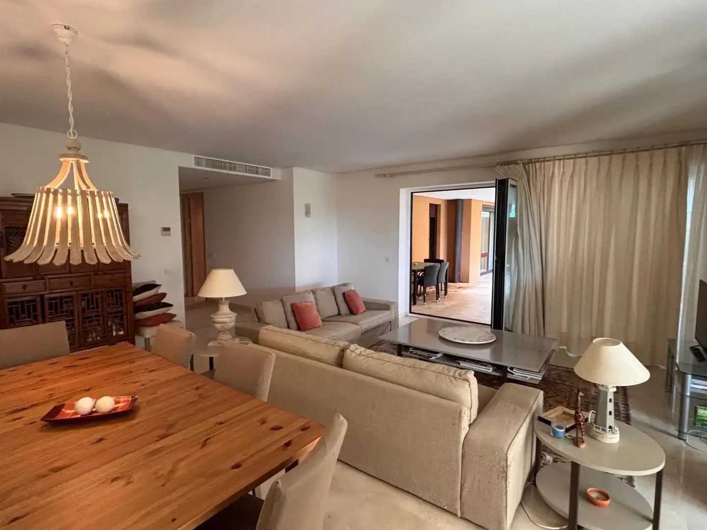 Wohnzimmer von Wohnung zum Verkauf in Sotogrande mit Klimaanlage, Heizung und Privatgarten