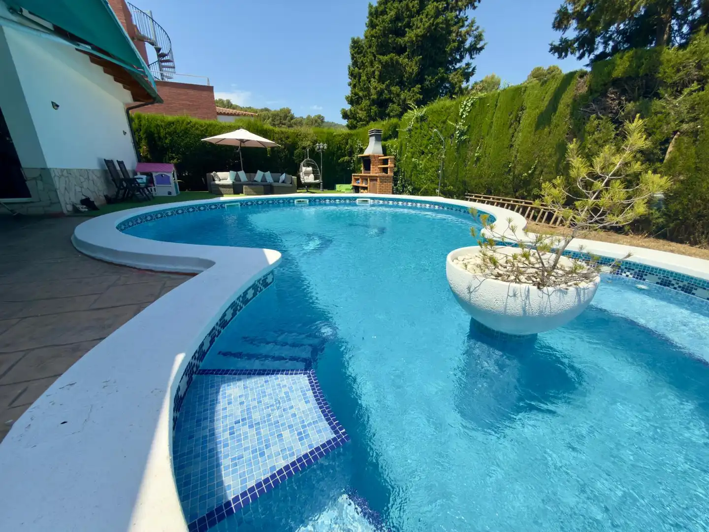 Piscina de Casa o xalet en venda en Sant Boi de Llobregat amb Calefacció, Jardí privat i Parquet
