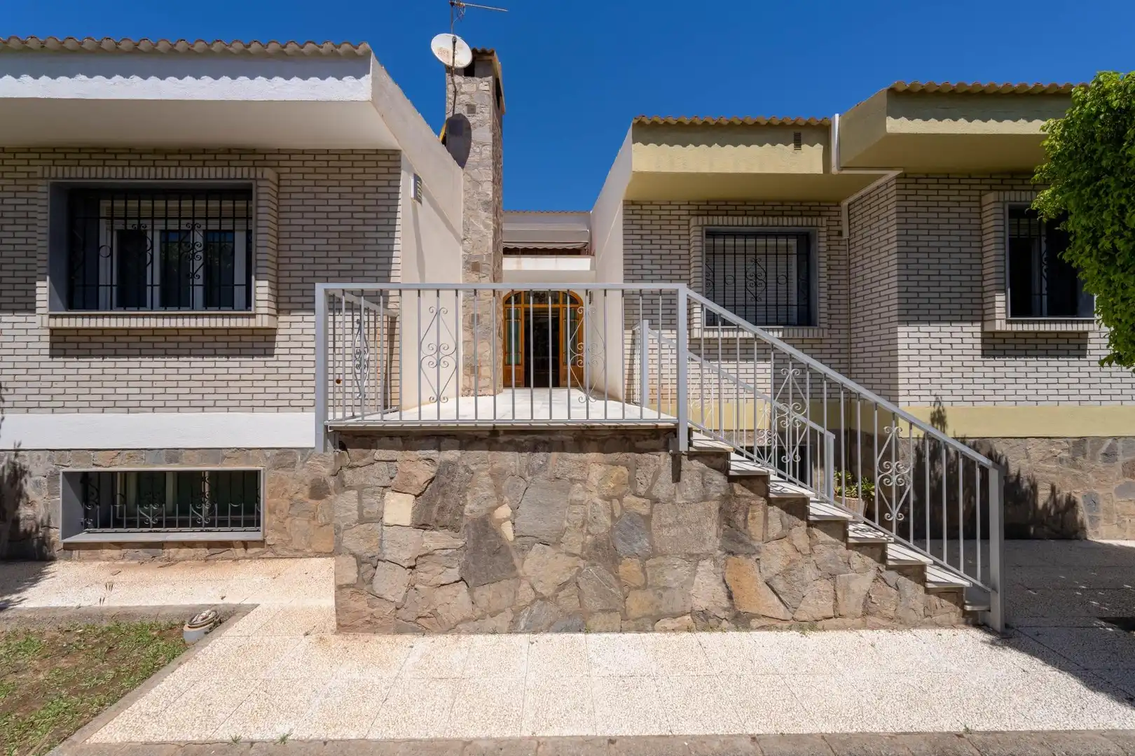 Vista exterior de Casa o chalet en venta en Roquetas de Mar con Aire acondicionado, Jardín privado y Parquet