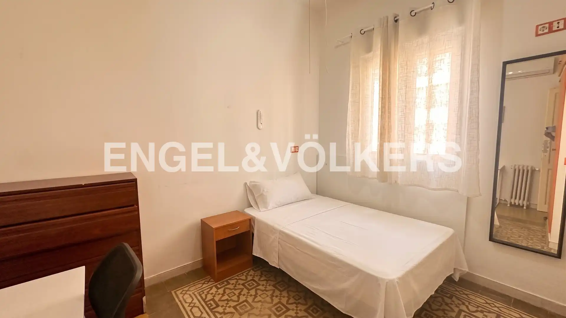 Schlafzimmer von Wohnung zur Miete in Madrid mit Heizung, Möbliert und Balkon