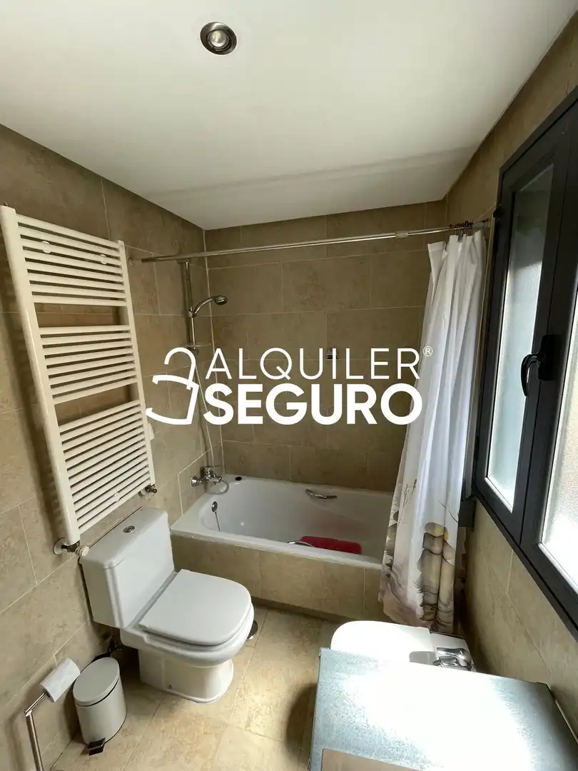 Baño de Piso de alquiler en Madrid con Aire acondicionado y Calefacción