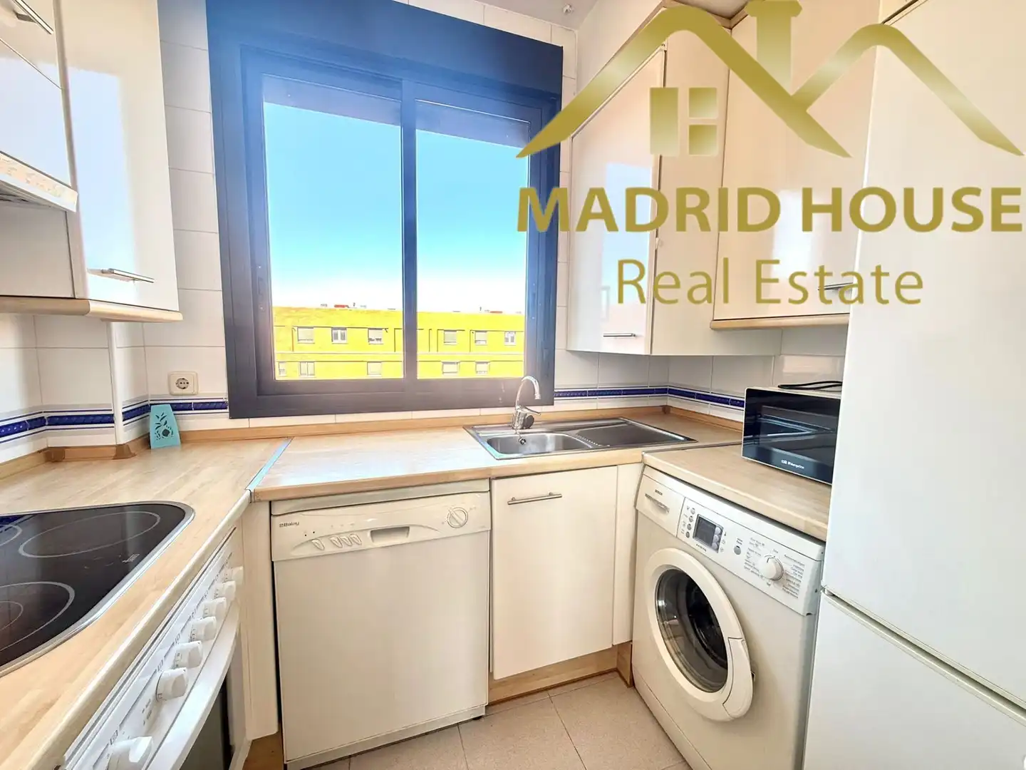 Vista exterior de Àtic en venda en Madrid amb Aire condicionat, Calefacció i Terrassa