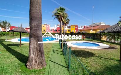 Vista exterior de Casa adosada en venda en Dos Hermanas amb Aire condicionat, Terrassa i Balcó