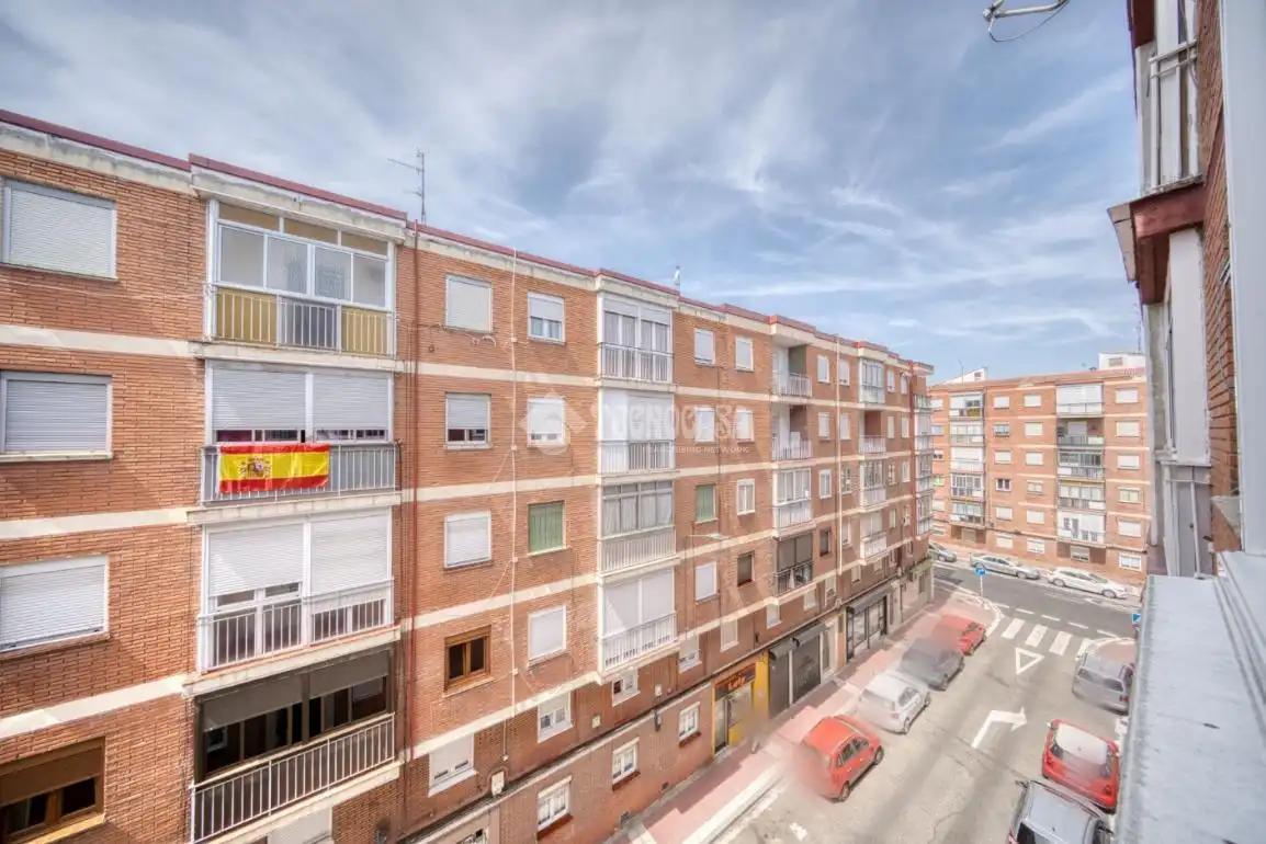 Vista exterior de Pis en venda en Valladolid amb Balcó