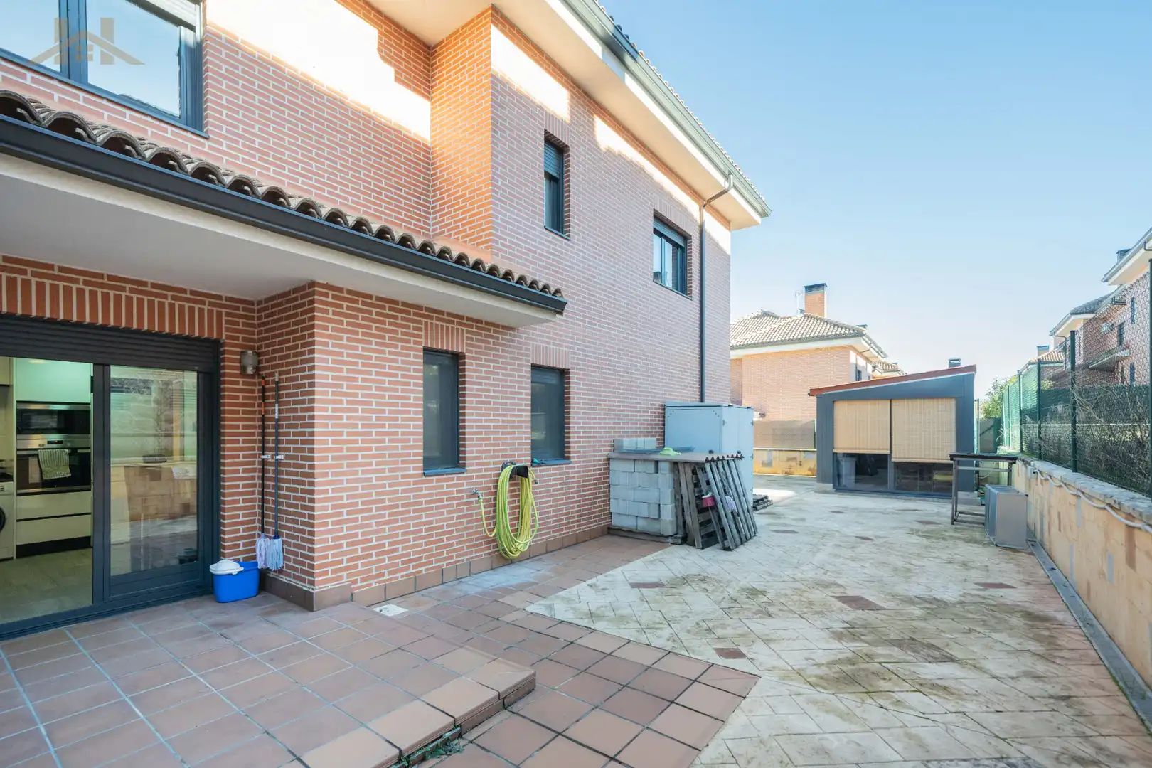 Vista exterior de Casa o chalet en venta en Miraflores de la Sierra con Aire acondicionado, Calefacción y Jardín privado