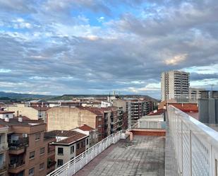 Vista exterior de Pis en venda en  Logroño amb Piscina