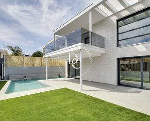 Vista exterior de Casa o xalet de lloguer en Sitges amb Aire condicionat, Terrassa i Piscina