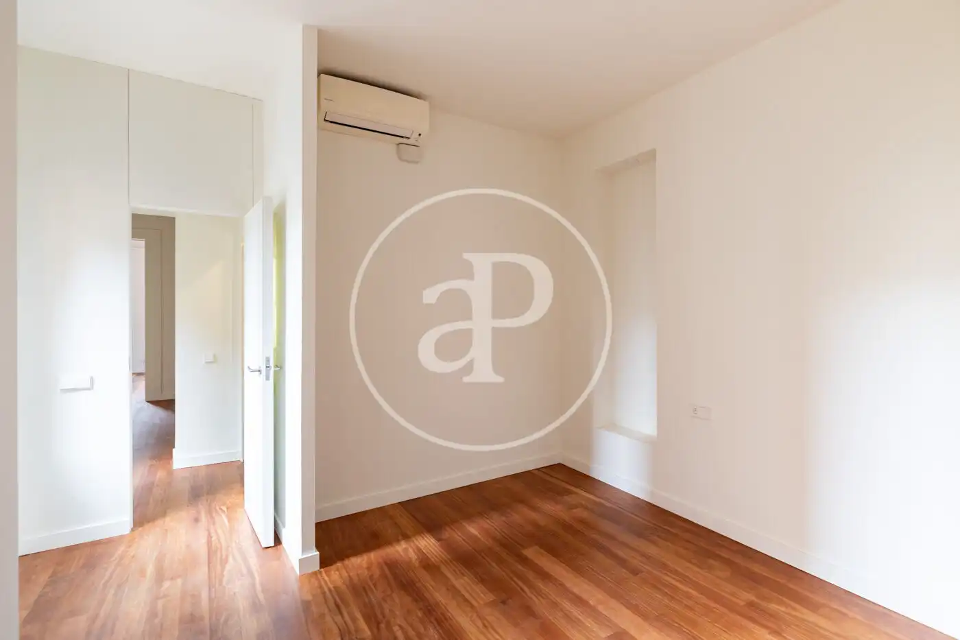 Schlafzimmer von Wohnung zum Verkauf in Barcelona mit Klimaanlage, Heizung und Balkon