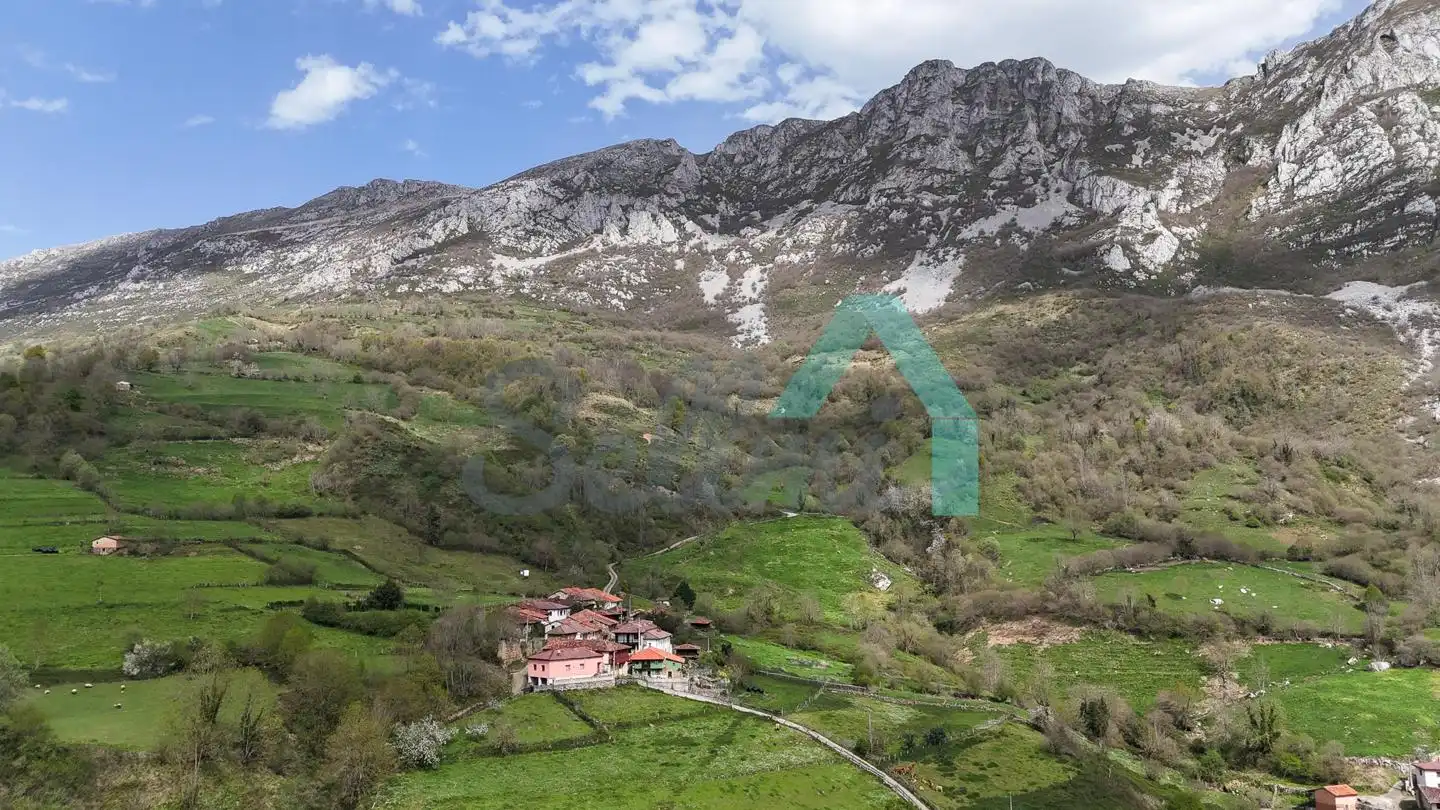 Einfamilien-Reihenhaus zum Verkauf in Quirós mit Privatgarten und Terrasse