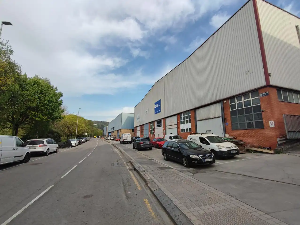 Außenansicht von Fabrikhallen zur Miete in Basauri 