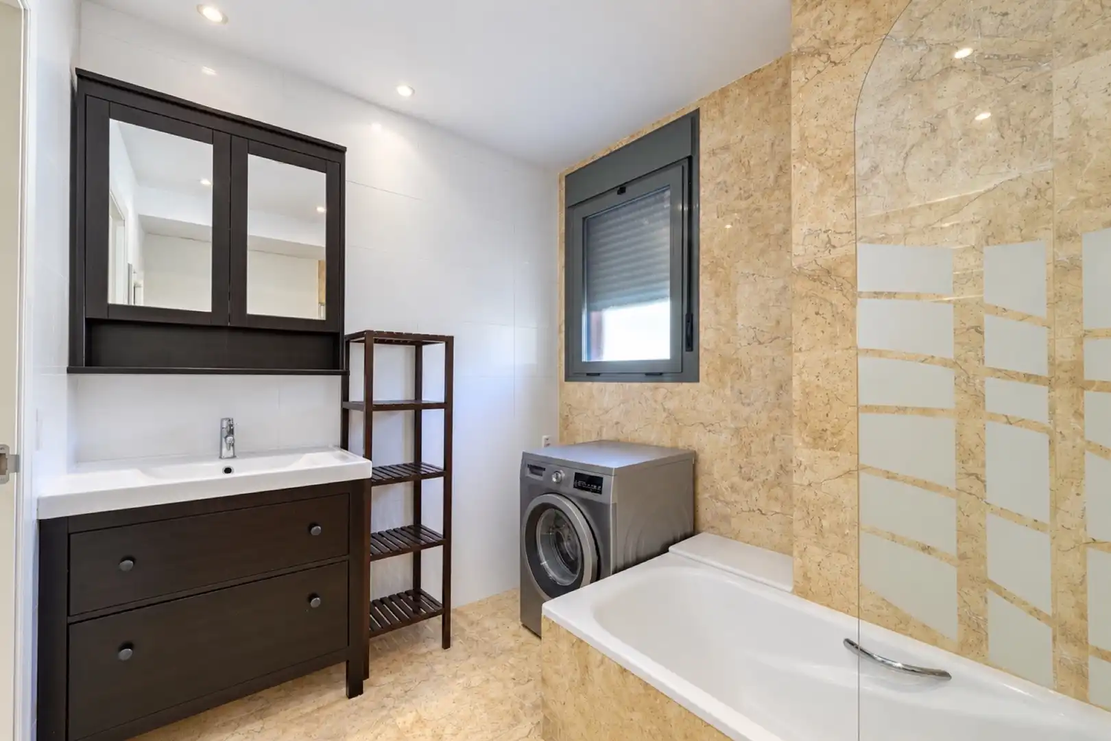 Bathroom of Apartments for sale in Calahonda 