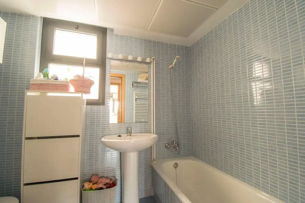 Baño de Ático de alquiler en La Pobla de Vallbona con Aire acondicionado, Calefacción y Jardín privado