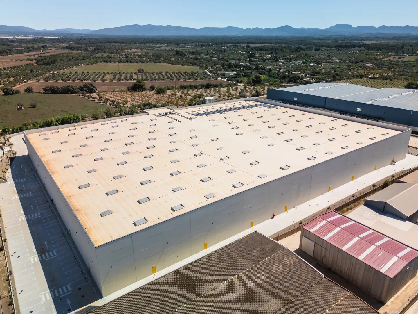 Außenansicht von Fabrikhallen zur Miete in Valls