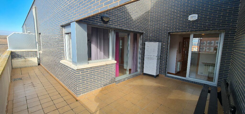Vista exterior de Ático en venta en  Logroño con Calefacción, Jardín privado y Terraza