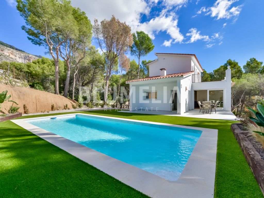 Vista exterior de Casa o xalet en venda en Altea amb Aire condicionat, Jardí privat i Terrassa