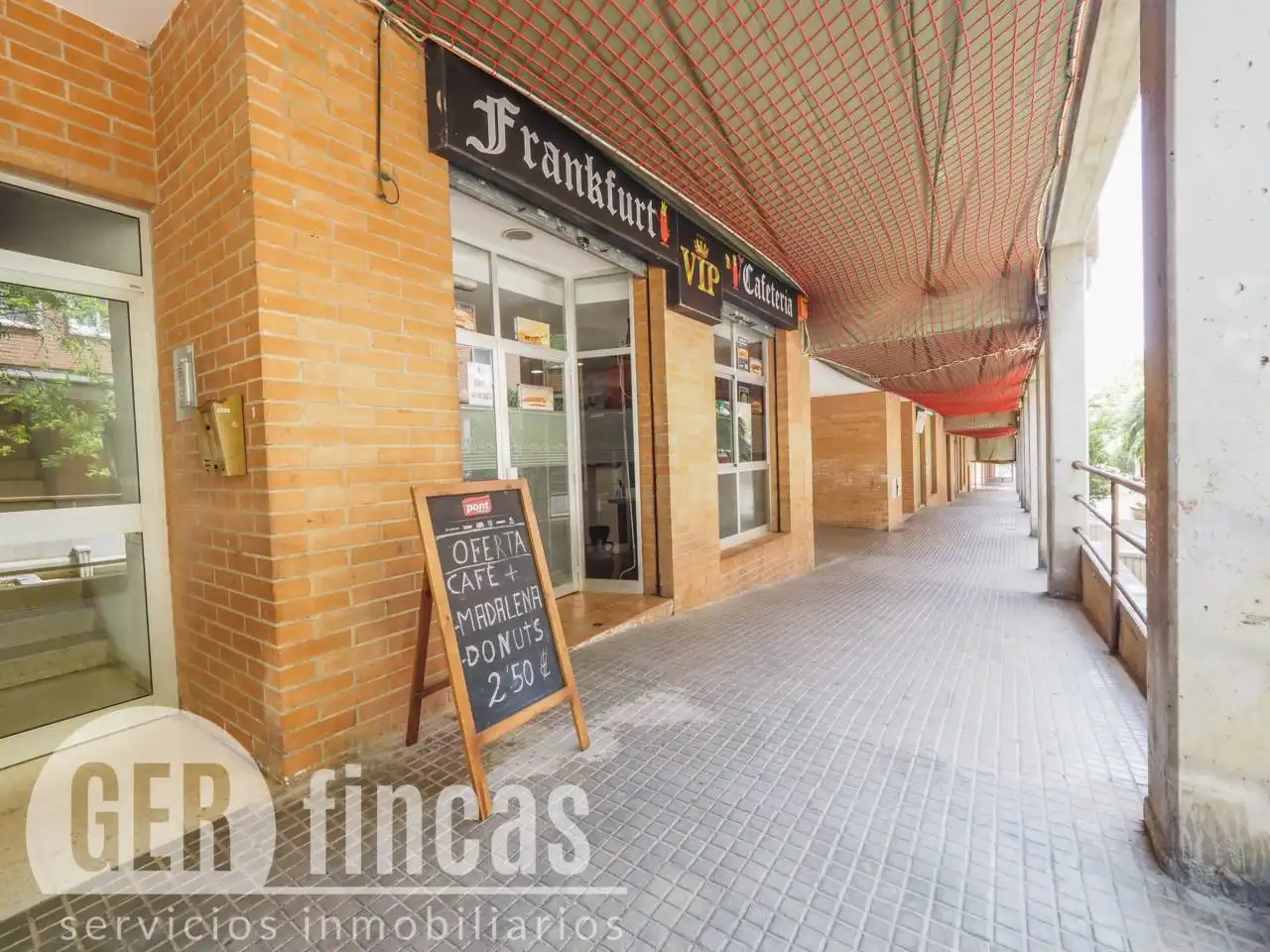 Vista exterior de Local en venda en Terrassa amb Aire condicionat