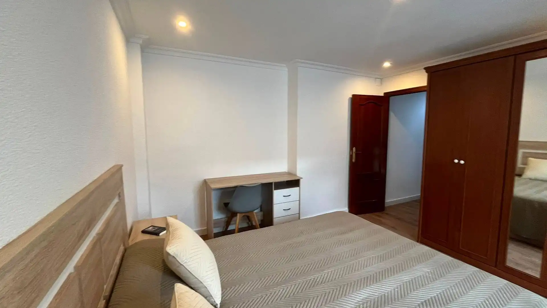 Room in Carrer Mare de Deu dels desamparats, Centro