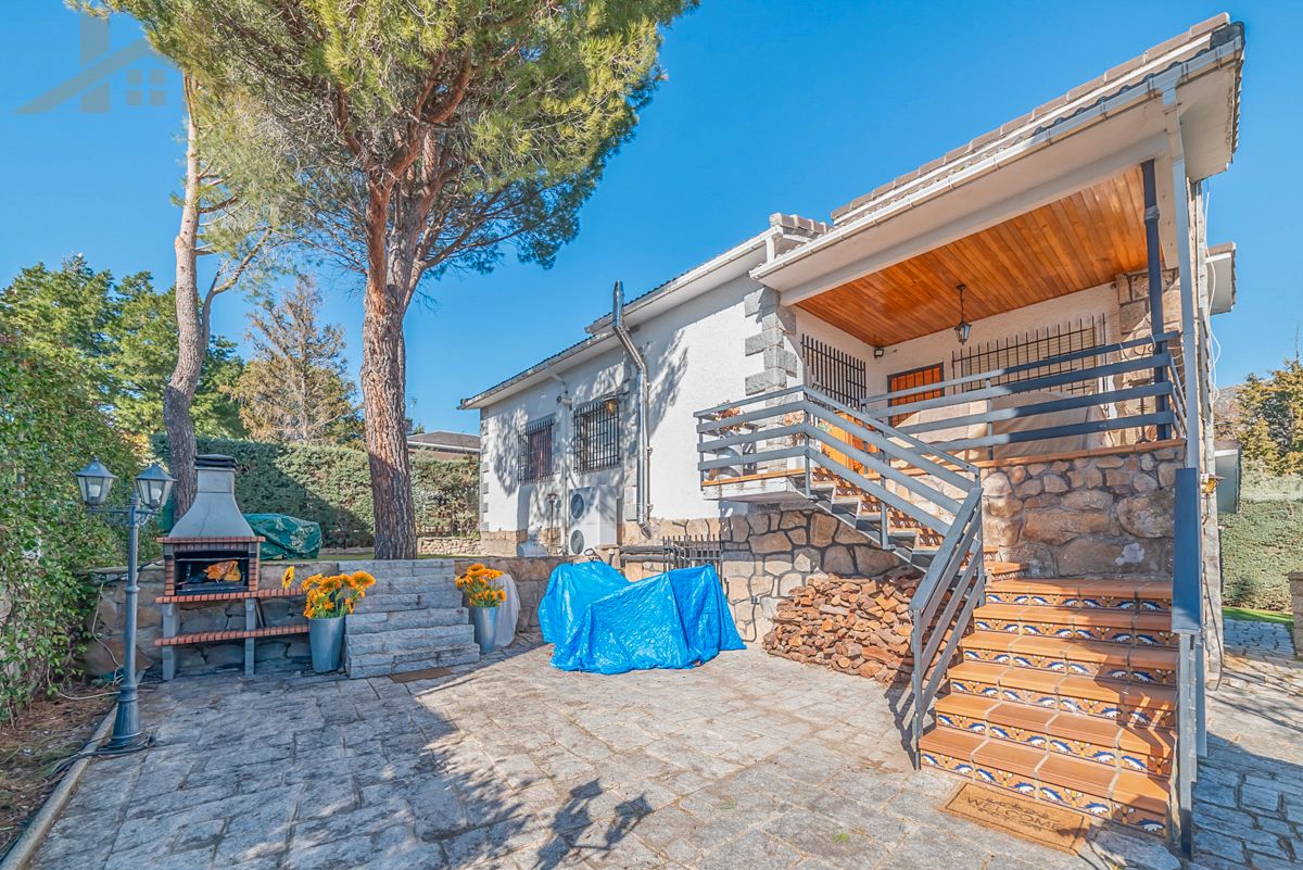 Exterior view of House or chalet for sale in Manzanares El Real  with Private garden, Terrace and Storage room