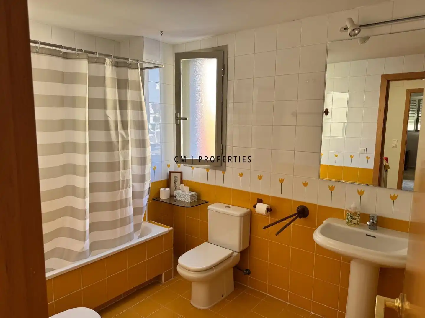 Baño de Casa adosada de alquiler en Rocafort con Aire acondicionado, Calefacción y Terraza