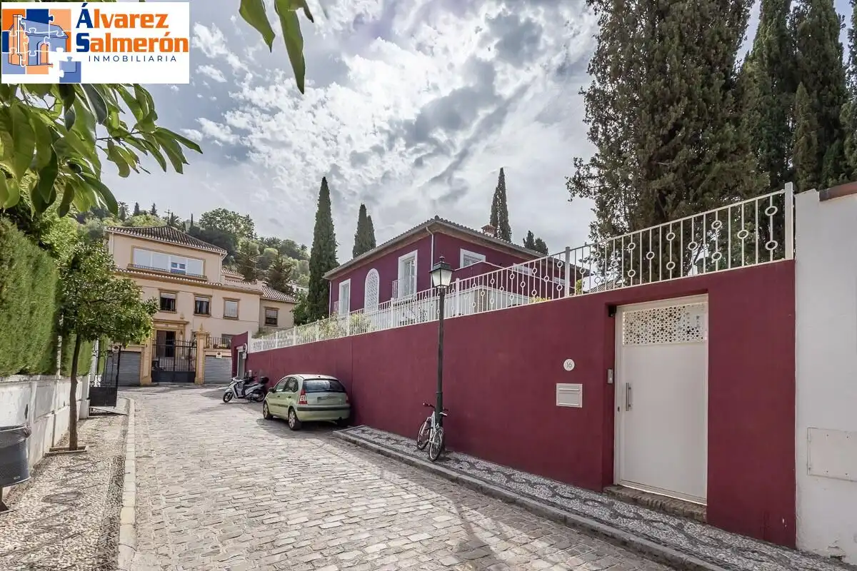 Vista exterior de Casa o xalet en venda en Granada amb Aire condicionat, Jardí privat i Terrassa