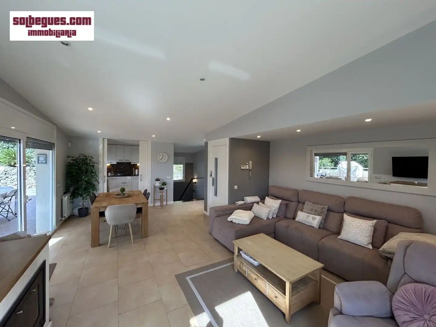 Sala de estar de Casa o chalet en venta en Begues con Aire acondicionado, Calefacción y Jardín privado