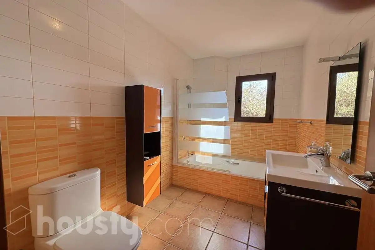 Baño de Casa o chalet en venta en Sant Julià de Ramis con Calefacción, Jardín privado y Terraza