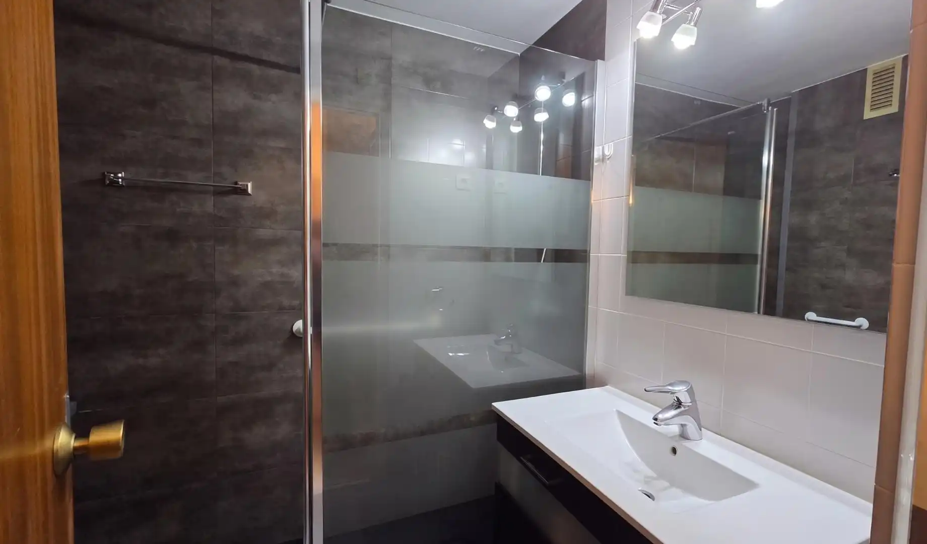 Badezimmer von Wohnung zum Verkauf in Barcelona mit Heizung