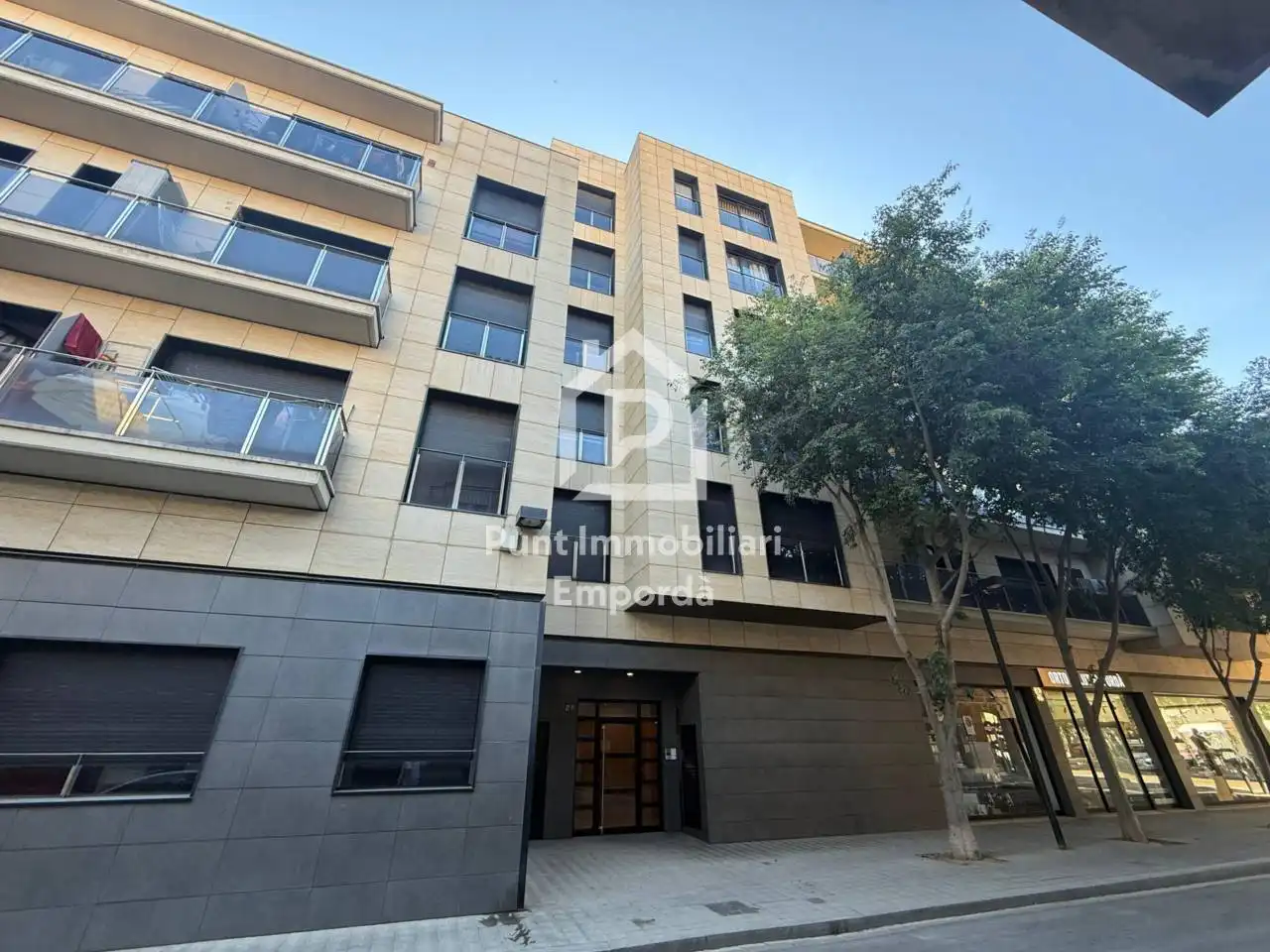 Vista exterior de Piso en venta en Figueres con Calefacción, Terraza y Amueblado