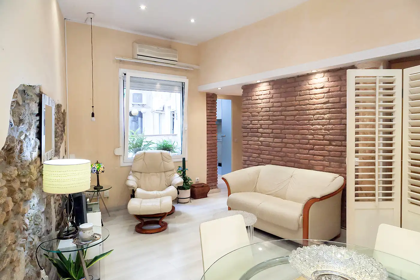 Sala d'estar de Pis en venda en Barcelona amb Parquet i Forn