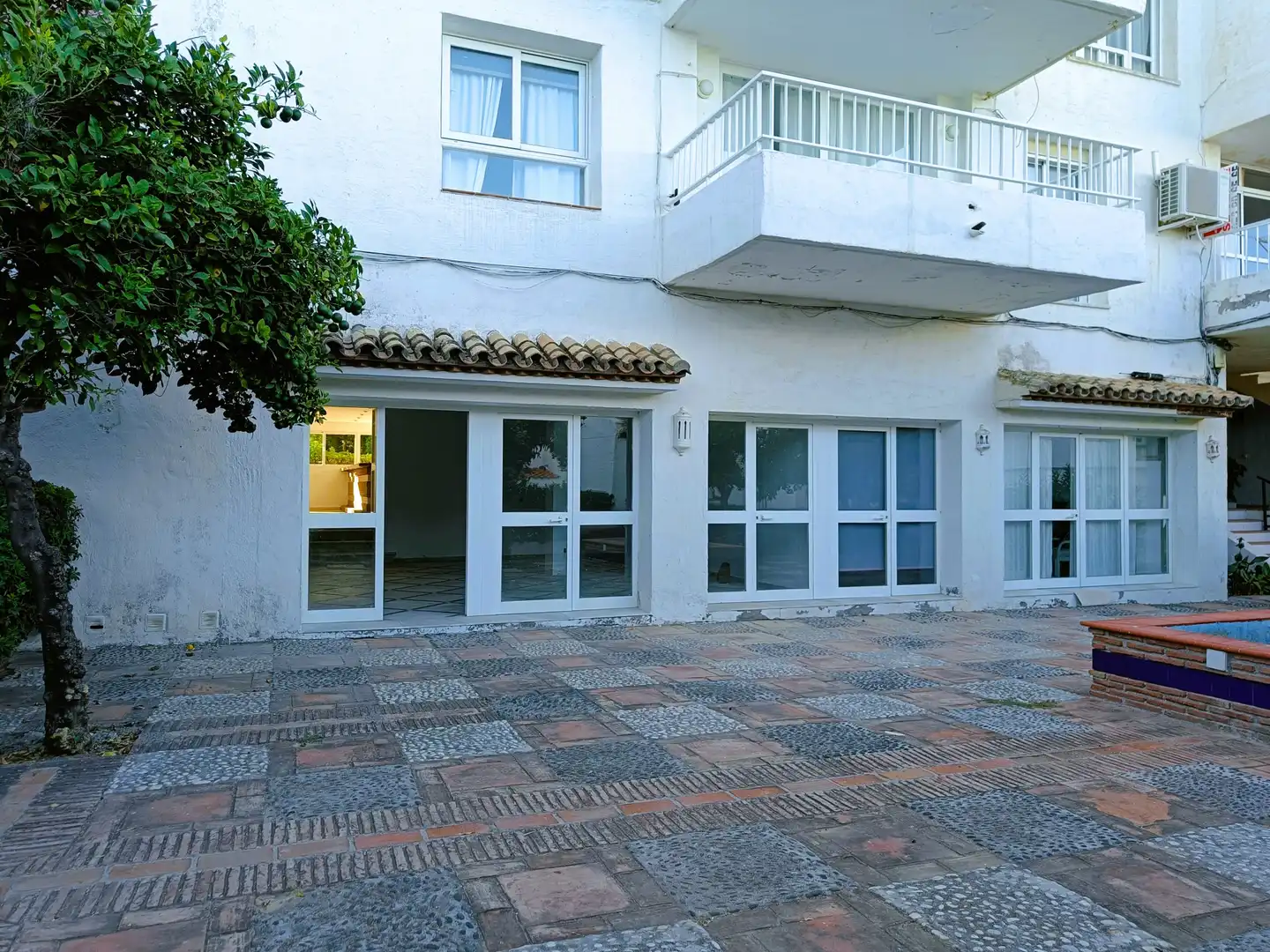 Vista exterior de Local en venda en Estepona